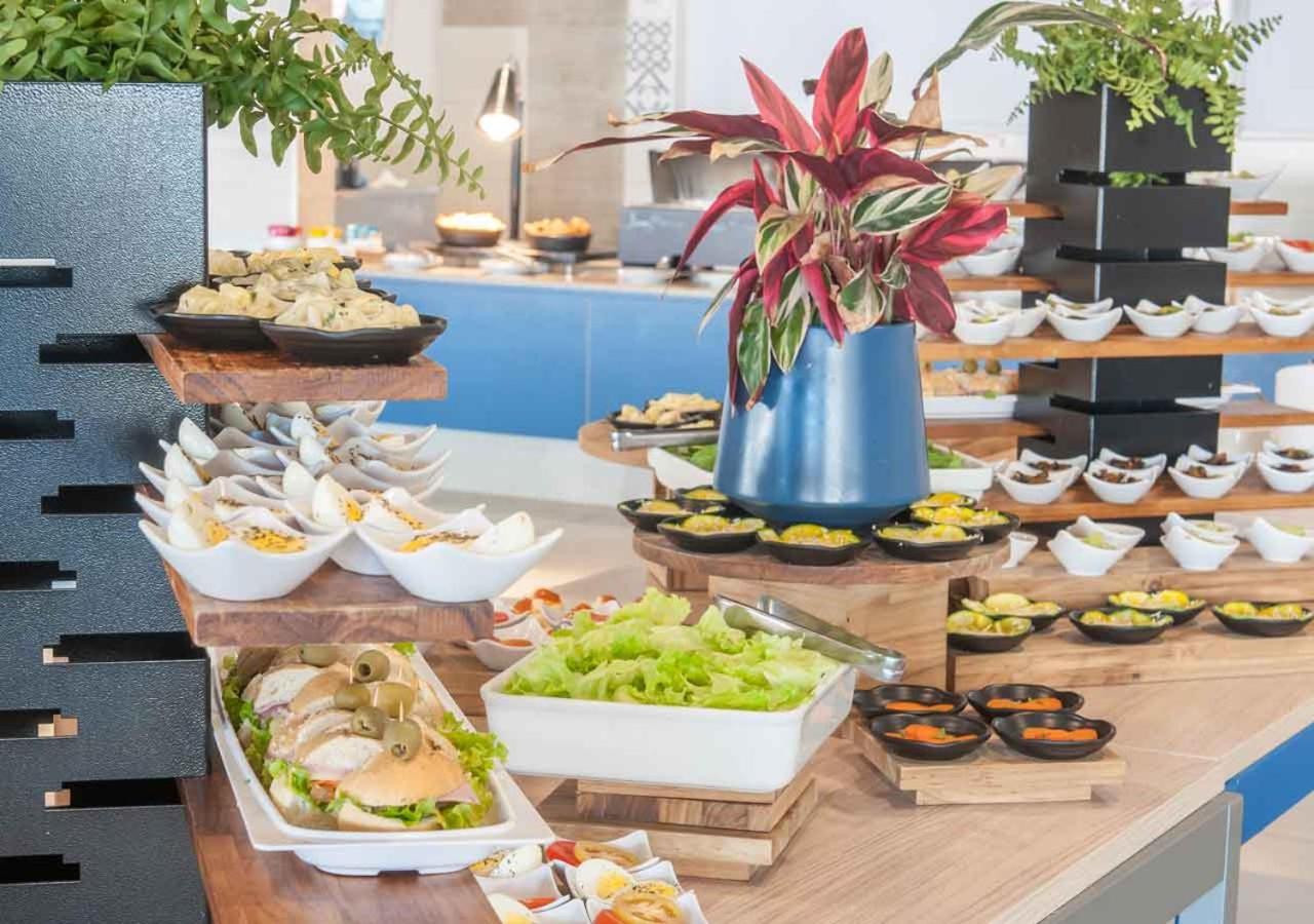 Enjoy Solar Das Aguas Park Resort Olímpia Eksteriør billede A buffet at a hotel